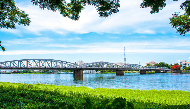 Trang Tien Bridge: Discover the romantic symbol of Hue