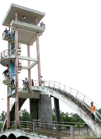 From Vong Canh tower, visitors can see the last strip of land of Vietnam