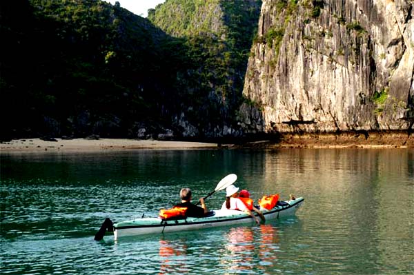 Kayaking in Ha Long Bay 