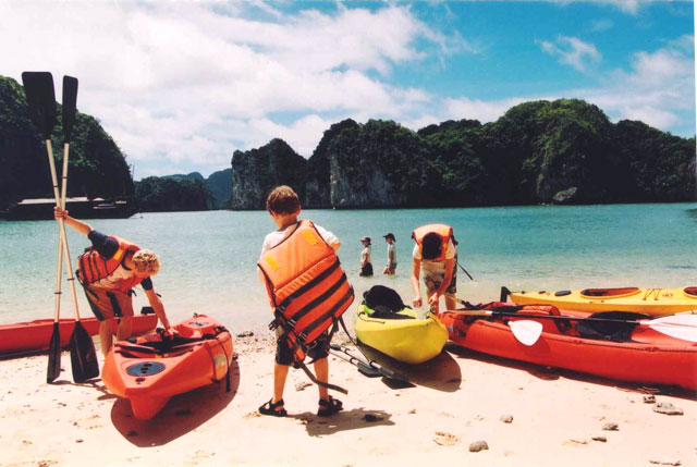 Kayaking in Ha Long Bay 