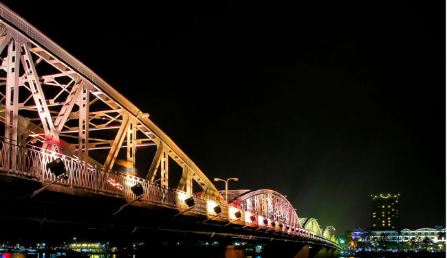 Trang Tien Bridge, Attractions