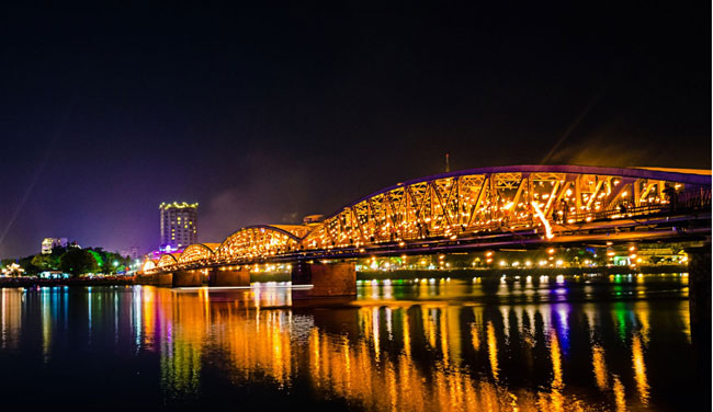 Ponte Trang Tien à Noite No Vietname, Cidade De Hue Imagem de