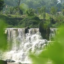 A ideal picnic at Giang Dien Waterfall