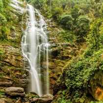 Enjoy the cool air in Khe Kem waterfall