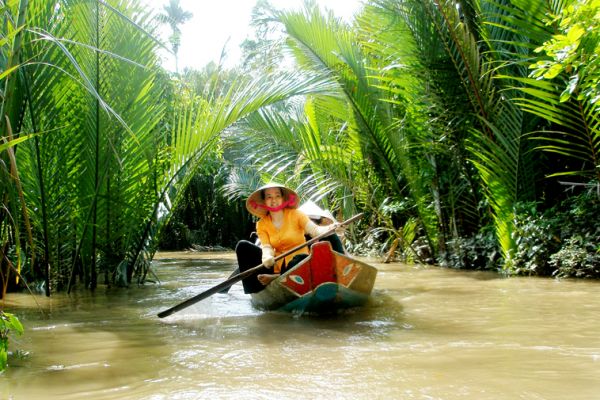 Traveling around Ben Tre by boat