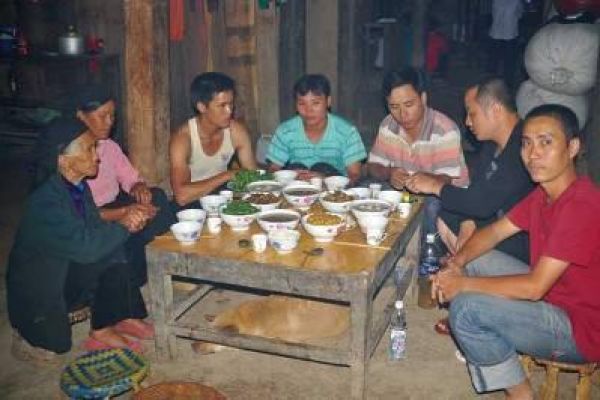 Tasting Mong Pe wine and Tua Chua goat meat in Tả Sìn Thàng