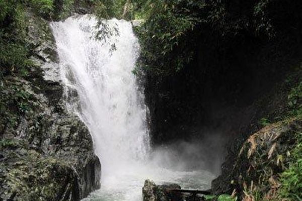 A romantic picnic at Ta Ngao Waterfall in weekend 