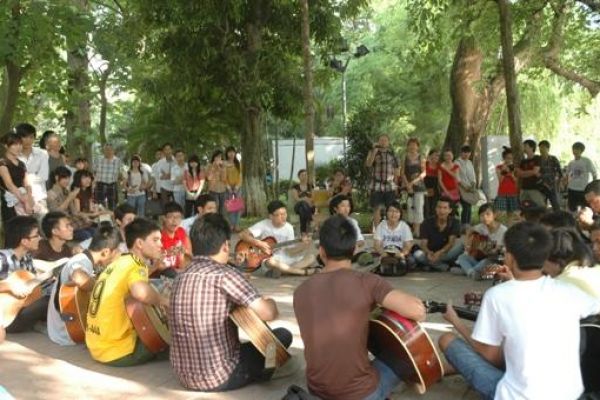 Guitar club cheers up in Hanoi streets 