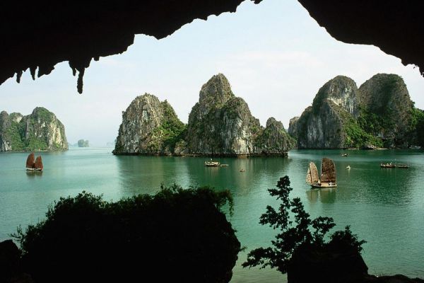 Halong Bay needs to be preserved and promoted the values of culture. 