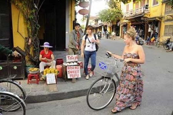 Street food experience in Hoi An