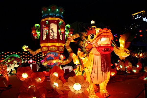 Tet Trung Thu - Vietnam Mid-Autumn Festival and Moon Cakes 