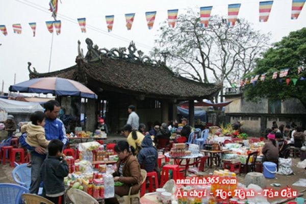 Buying luck at Vieng market