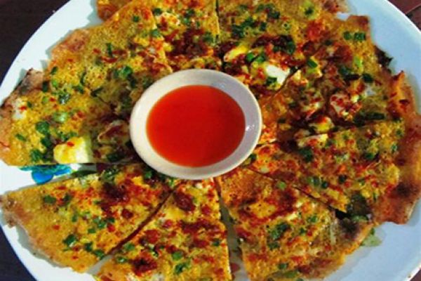 Grilled rice paper with egg - Vietnamese pizza