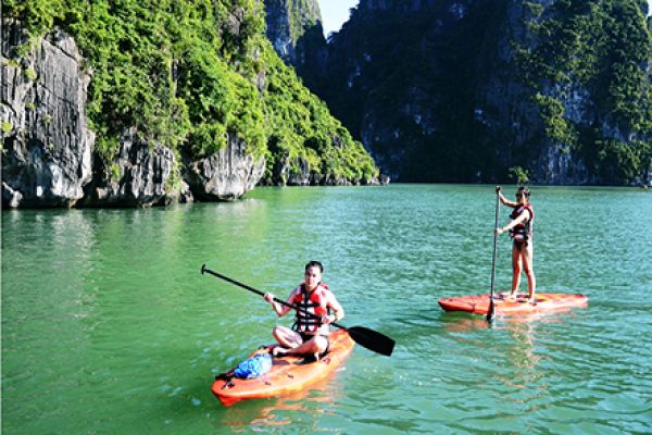 Tourist agents, travelers protest ban of Kayak tours in Ha Long Bay
