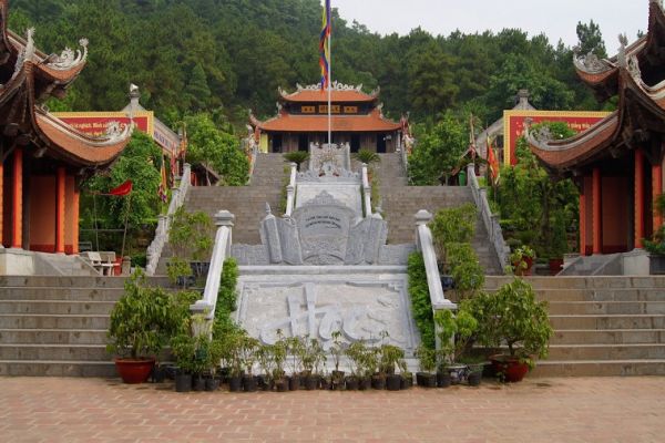 Visit Con Son - Kiep Bac in Hai Duong