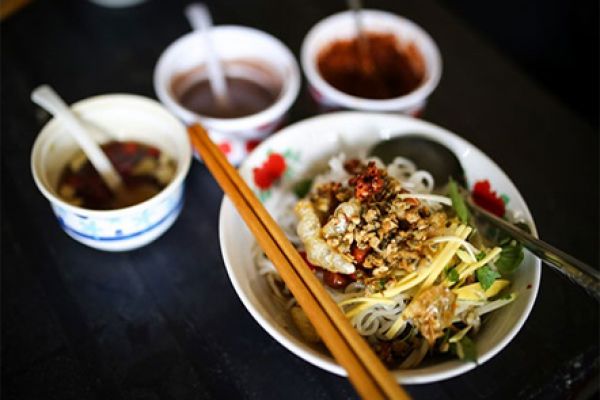 Eat till you drop at Hanoi's best food heaven - Dong Xuan market