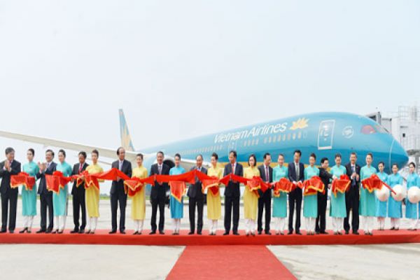 Vietnam Airlines welcomes 20 millionth passenger
