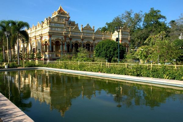 The unique architecture in Vinh Trang Pagoda