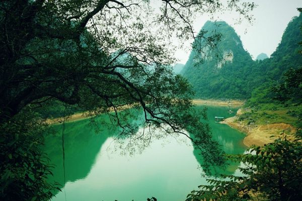 Poetic Thang Hen Lake