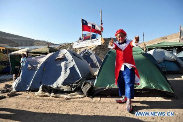 Clown performs for relatives of trapped miners 