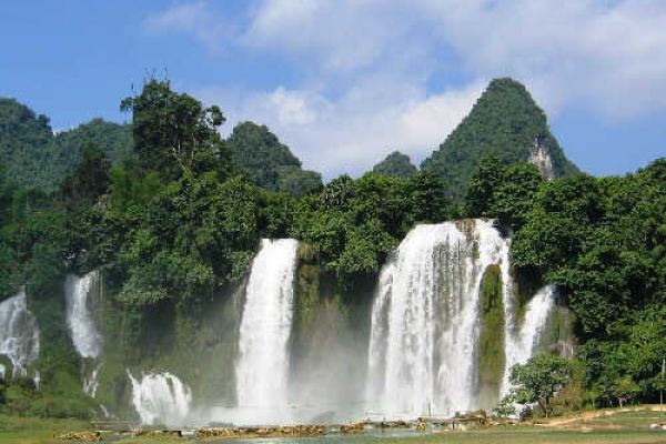 Ban Gioc Waterfall – the largest one in Vietnam!