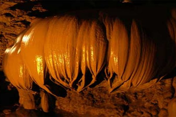Nguom Ngao Cave with masterpiece in stone