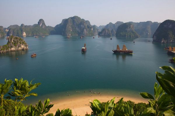  Ha Long Bay welcomes large numbers of foreign tourists