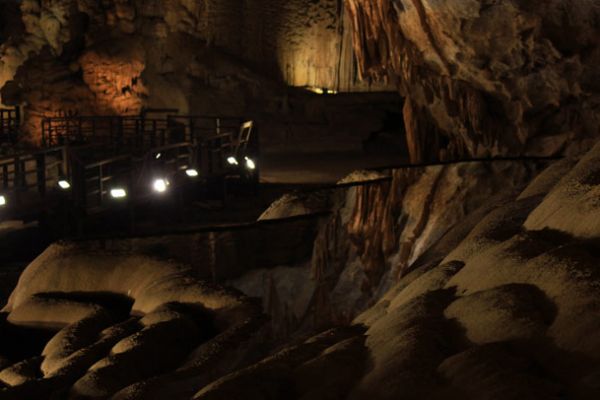  Central earthly paradise attracts tourists