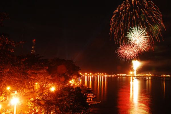  Fireworks to be set off in Ha Long and Nha Trang festivals 