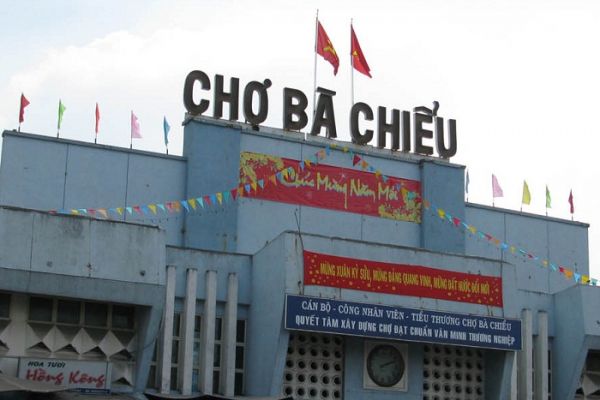Buying fashion clothes at cheap prices in Ba Chieu Market 