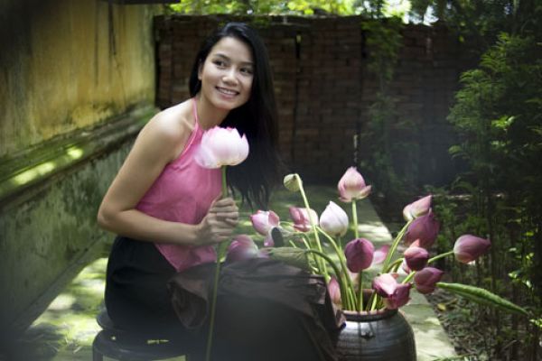 Vietnamese girls charming with lotus flowers