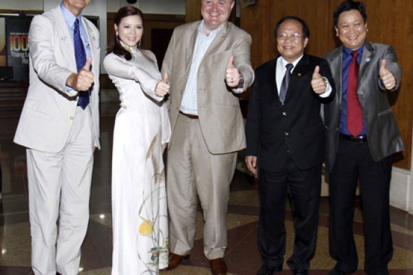 Many people support Ly Nha Ky in the mission of Vietnam Tourism Ambassdor