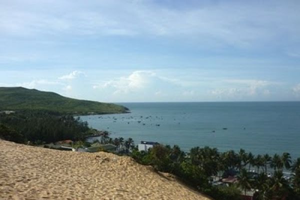 Foreign visitors being attracted to Hon Rom Beach, Binh Thuan in Vietnam Tourism