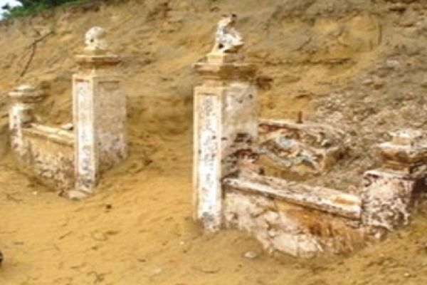 Nguyen dynasty antiques unearthed at temple