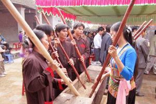 The festival of Muong People at Thach Khoan communal temple