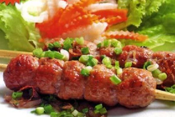 "Nem nuong" Cai Rang (Cai Rang grilled meat roll)