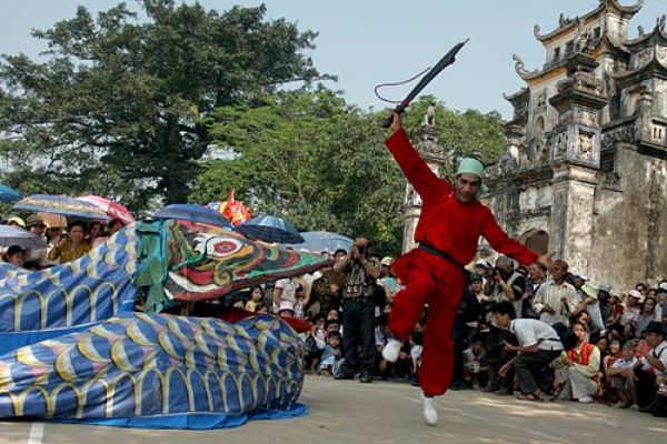 Snake dance and catching snake competition in Le Mat Festival