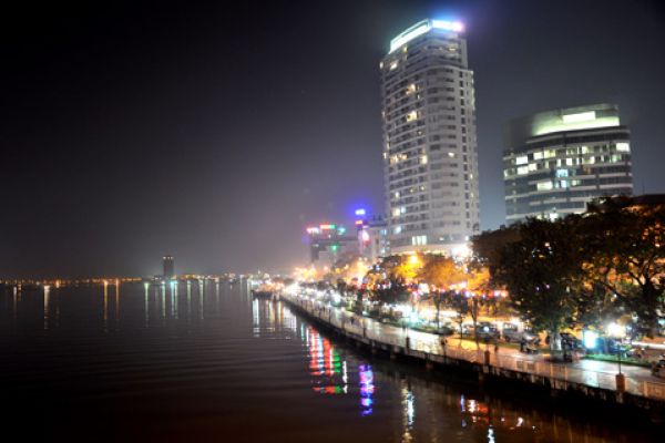  View The Beautiful Coastal City of Danang with Sparkling Night Scene