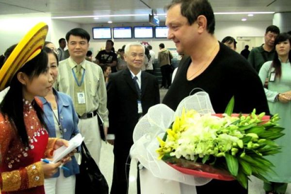 Vietnam welcomes first foreign visitors of 2012