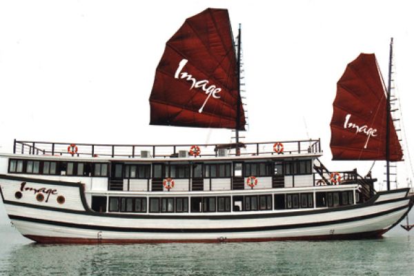 Now has more than 50 ships have been painted white in Halong bay