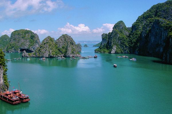 The delegates of the investment promotion conference visited Ha Long Bay