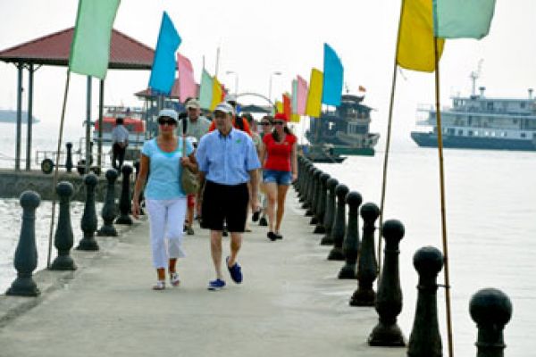 Many tourists visit Halong Bay in 9 days freevisit