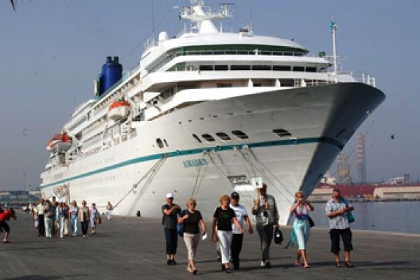 950 Tourists and Crew Members Arriving in Vietnam