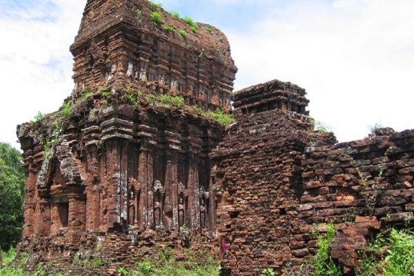 Evidence of time and Cham culture at Banh It towers
