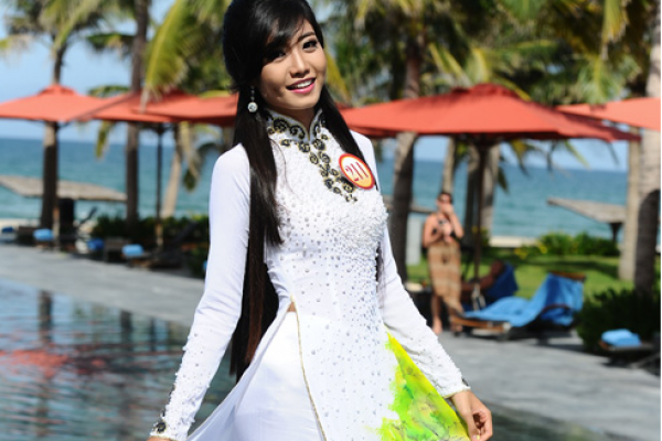 Beautiful Vietnamese girls in Ao Dai (traditional long dress) fashion show