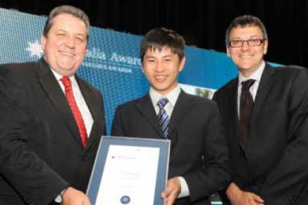 Vietnamese student receives Australian award