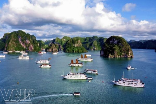 Marvelous Ha Long Bay attract tourists