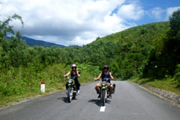 Motorbike tourists come to Quang Nam's ethnic villages