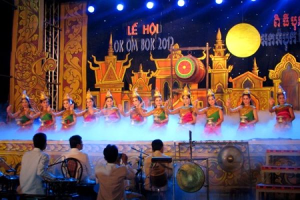 Khmer Traditional Ceremony lured Thousand of People 