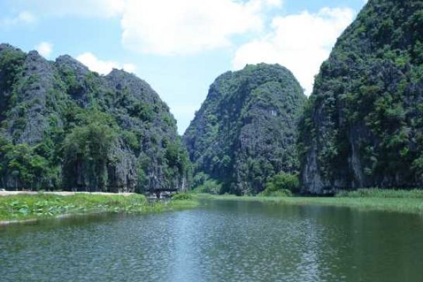 Traveling to Vietnam's attractive destinations 